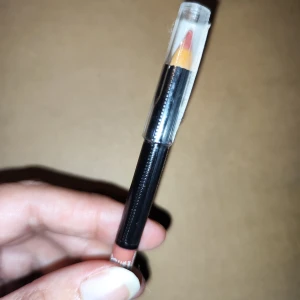 Lip Definer i nyansen Pink Clover - Säljer en Lip Definer från The Body Shop i nyansen Pink Clover. Perfekt för att definiera läpparna med en mjuk och krämig konsistens. Pennan är lätt att använda och ger en fin, naturlig look. Perfekt för vardagsbruk eller en mer uppklädd stil.