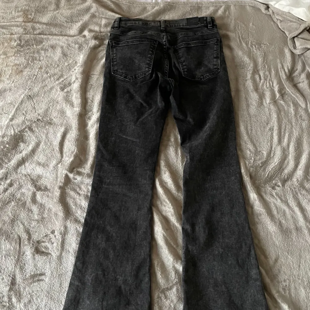 Aldrig använda, fin skick grå/svarta  Strl 36 säljes pg för små.   Ny pris 500!❣️ Pris kan diskuteras😊. Jeans & Byxor.