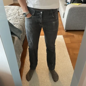 J. Lindeberg Jeans - Garderobsrensing! Säljer ett par J. Lindeberg Jeans i storlek 32/32. Modellen är Jay, Mid-rise/ slim fit. Lite slitna i grenen men mycket kvar att ge. 