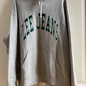 Lee hoodie - Endast använd ett fåtal gånger, i mycket fint skick. Kommer från ett rök- och djurfritt hem.  Nypris 899kr