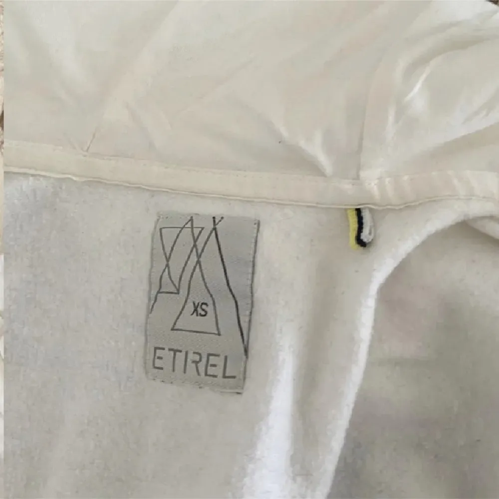 Så mjuk zip hoodie strl xs, väldigt ostruken på bilden tyvärr. OBS dragkedjan är trasig därav billigt pris! 🤎. Hoodies.