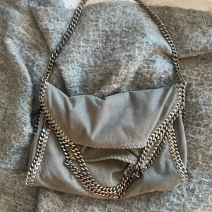 Stella mc väska - SUPERSNYGG, såklart äkta💕💕 tryck gärna köp nu! Väldigt fint skick, förutom liteee rost på kjedjan där man håller och nå jätte liten fläck och en skitlitet hål, därav priset ❤️