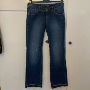 Låga bootcut jeans med coola fickor - Säljer ett par snygga blå jeans från Element Denim i storlek M men de är mer som s-xs, de har tyvärr blivit försmå:/