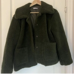 Teddy jacka  - Super fin och mysig grön teddy jacka ifrån designbysi🥰