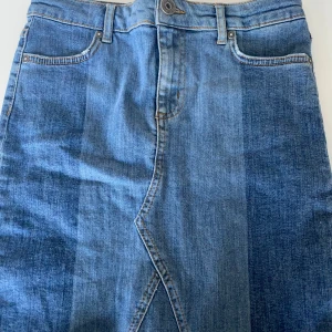 Demin kjol  - Demin kjol från black rebel i storlek S. Använda en gång och är i bra skick💖