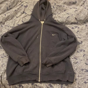 Tjock tröja  - Nike zip upp Hoodie med några små fläckar, vet inte om dom går bort i tvätten