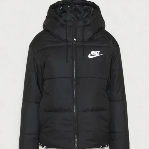 Svart pufferjacka från Nike - Säljer en svart pufferjacka från Nike i storlek xs . Passar båda xs och s. Perfekt för hösten och vintern. 