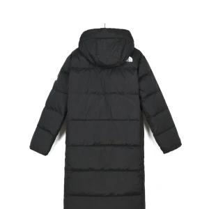 The north face jacka  - Svart jacka med huva och dragkedja framtill. Jackan har två fickor på sidorna och en ficka på bröstet. Jackan har även en logga på bröstet och en på armen.