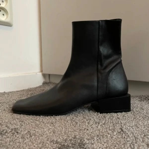 Boots med låg klack  - Boots från zara  Använda några gånger men i fint skick!  Strl 37