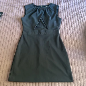 Svart ärmlös klänning från Mango - Säljer en stilren mörkt blå klänning från Mango Basics. Den är ärmlös och har en snygg dragkedja baktill. Perfekt för både vardag och fest och kontor.Klänningen är i storlek M och har en klassisk passform som framhäver figuren.