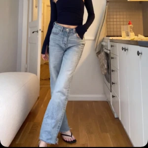 Jeans zara strl 34 - Jeans från zara,  Fint skicka men avklippta längst ner pga längd för lång. 