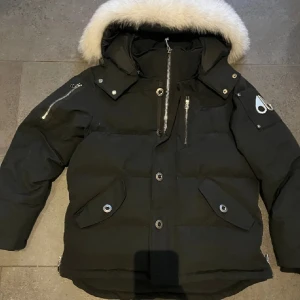 Moose knuckles jacka - Tja! Säljer denna Moose knuckles ganska bra skick inte så mycket använd. Vet ej om den är äkta därav priset. Perfekt för dig som vill ha en skön vinterjacka! Storlek XS passar även S.  Prutat och klart. 