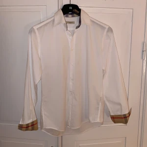 Burberry skjorta - Säljer en vit stilren burberry skjorta i väldigt gott skick, storlek S Hör av dig vid mer frågor