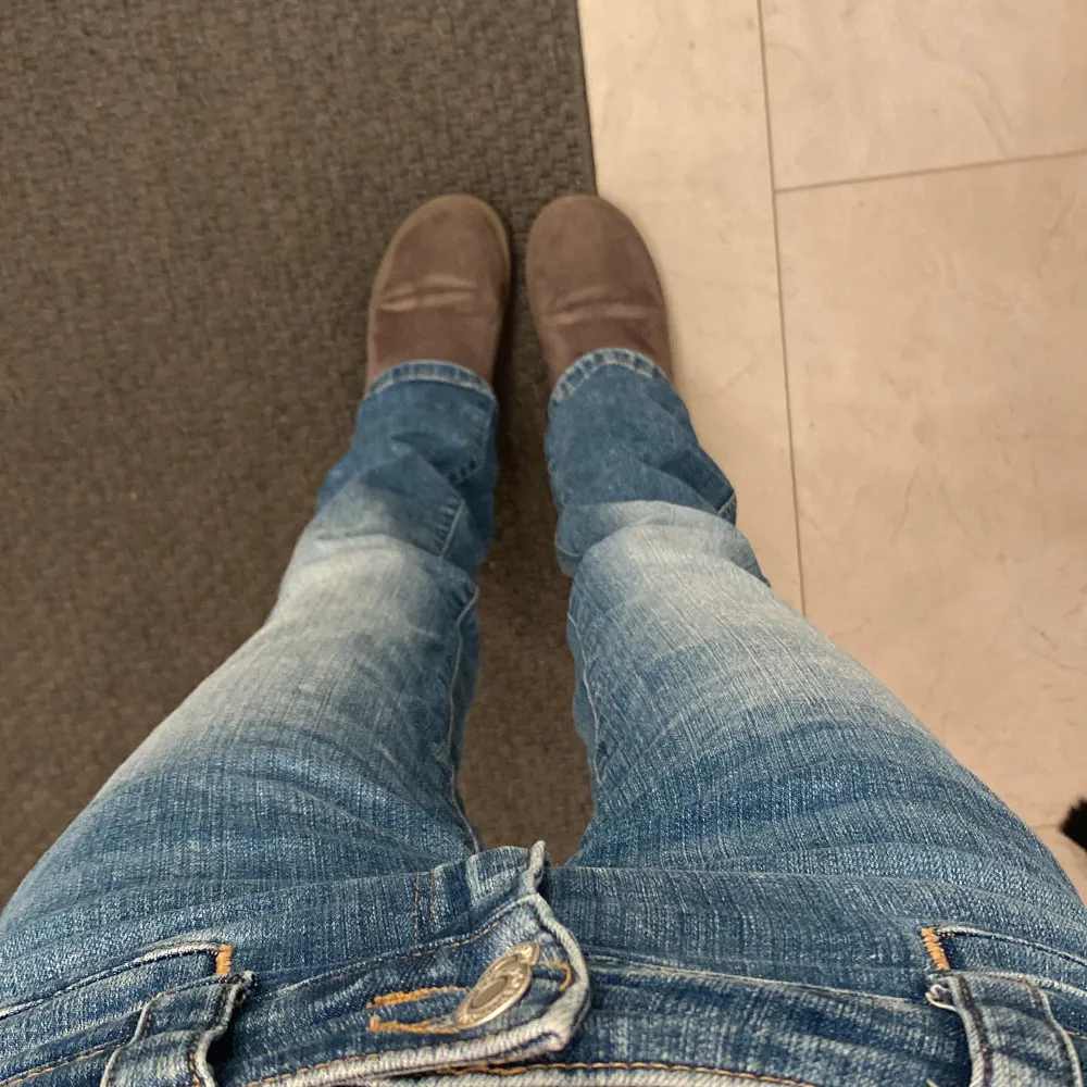 Ett par svin snygga bootcut jeans från hm is storlek 170 säljer pågrund av att de inte kommer till användning ❤️❤️ priset kan diskuteras. Jeans & Byxor.