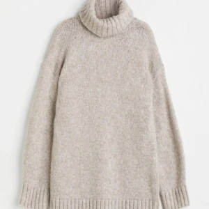 Stickad klänning - Stickad klänning från hm 🤍 Endast andvänd nån enstaka gång Passar xs - m                                     (kom privat för fler bilder)