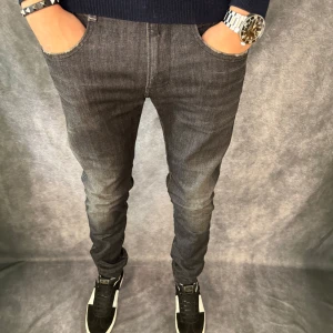 Replay anbass jeans  - // Replay anbass hyperflex jeans | Storlek W33/L32 (sitter som 31/32) | Benlängd: 109cm / Midja: 42cm | Nypris runt 1800kr | Kontakta för fler frågor eller funderingar // Deluxecloset 