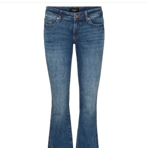 Vero moda jeans  - Ny skick, säljs för att dme för korta, midjemåttet 38-39 med stretch och innerbenslängden 77-78
