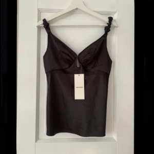 Adoore satin topp  - Adoore satintopp! Helt ny och oanvänd med prislapp kvar. 💓 Säljs inte längre på hemsidan. 