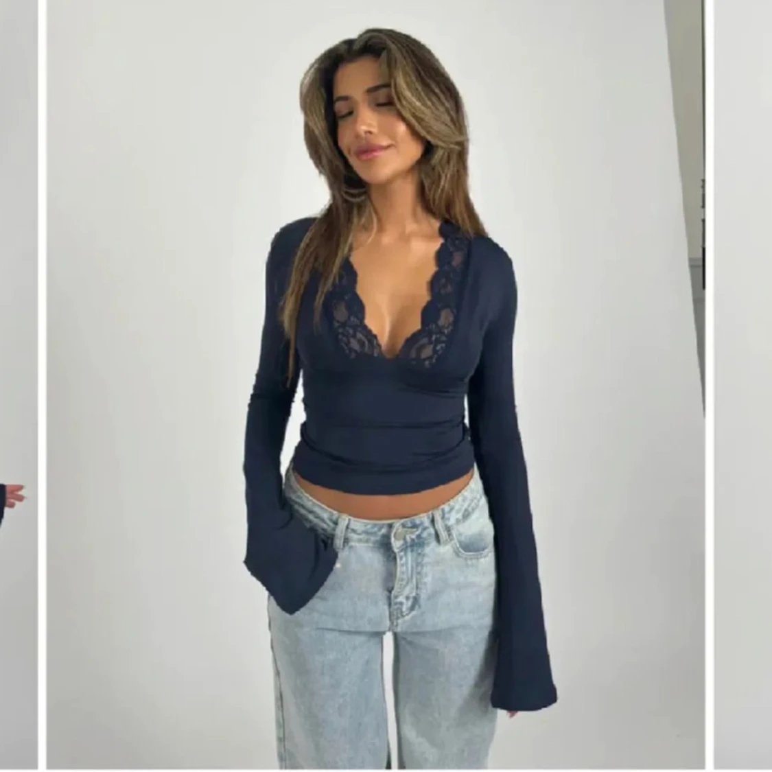 Mörkblå topp med spetsdetaljer