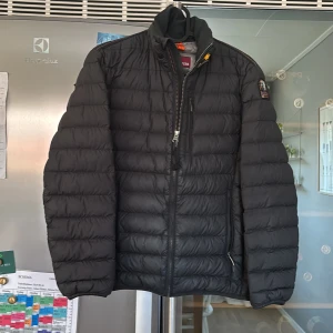 Parajumper - En väldigt skön jacka som passar perfekt till våren/hösten. Krävs att du är 150 till 160, Kan sänkas vid snabb förhandling. Skick 9/10