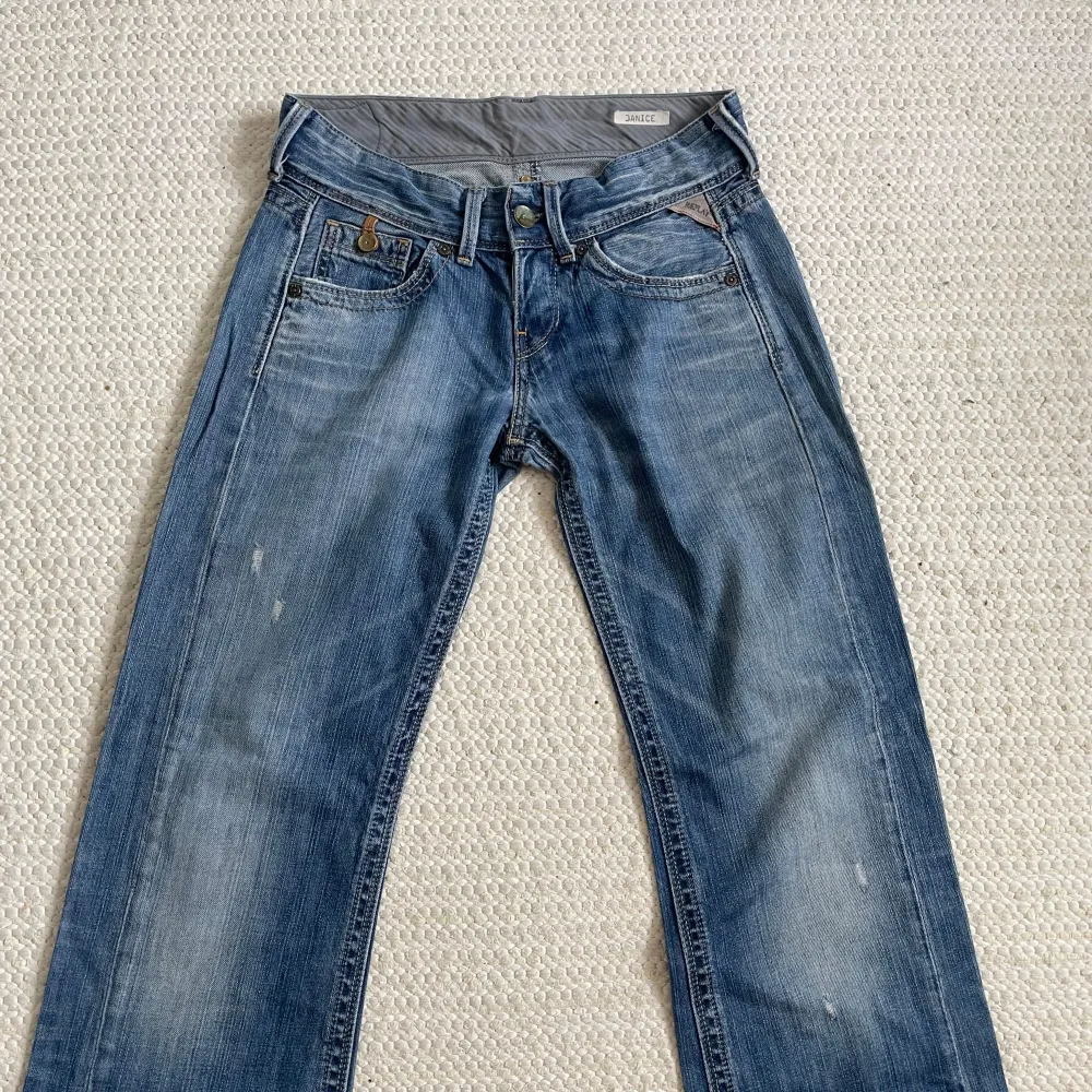 supersnygga vintage replay jeans💞midjemått rakt över: 35 cm innerbenslängd: 68 cm grenmått: 20 cm! OBS!! har inga fler bilder på då de är för små💞💞. Jeans & Byxor.