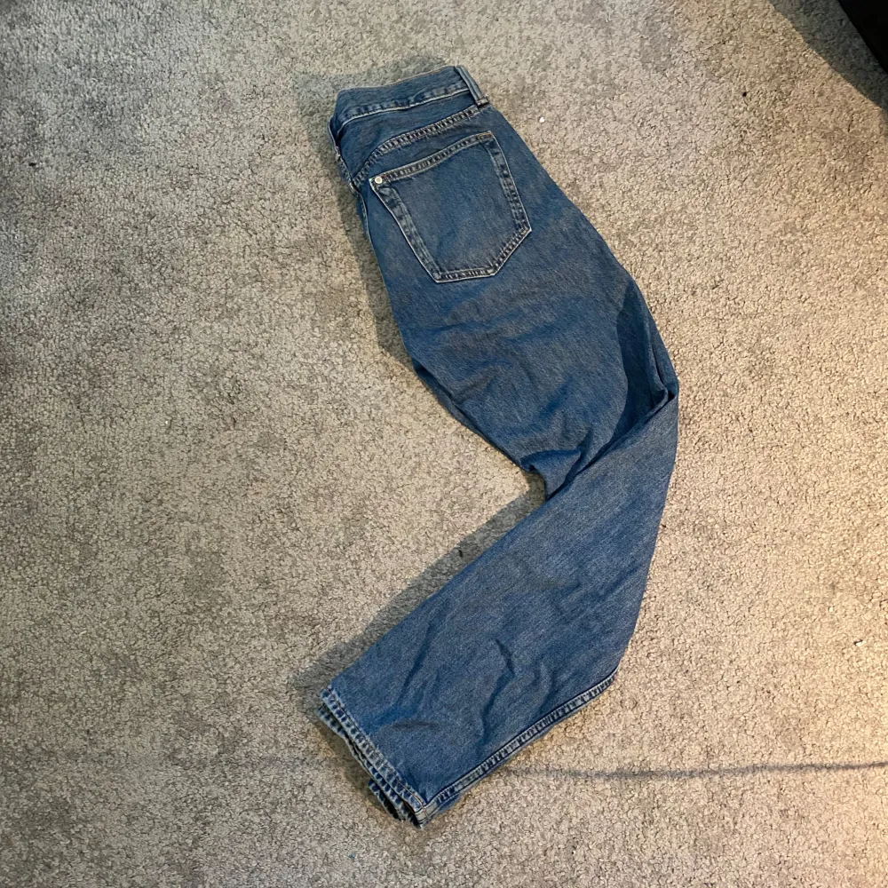 Säljer ett par blåa jeans i straight leg passform storlek w30 l32 från hm. Sparsamt använda i mycket bra skick!  Mått: Beninnerlängd - 77cm Total längd - 107cm Midja - 43cm. Jeans & Byxor.