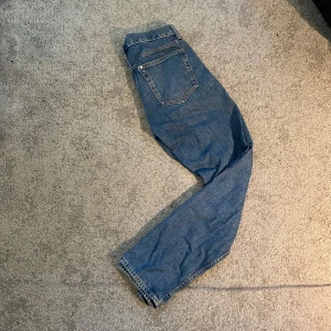Blåa straight leg jeans - Säljer ett par blåa jeans i straight leg passform storlek w30 l32 från hm. Sparsamt använda i mycket bra skick!  Mått: Beninnerlängd - 77cm Total längd - 107cm Midja - 43cm