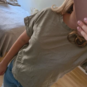 Grön tröja från Carin Wester - En grön t-shirt från C.W. Nästan helt oanvänd😊 Nypris 249