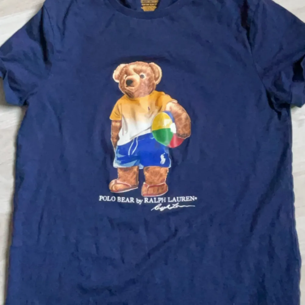 Blå t-shirt från ralph lauren som säljs då den inte passar längre. I fint skick. Skriv om ni har frågor eller vill ha fler bilder❤️. T-shirts.