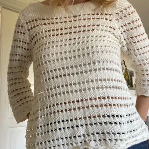 Stickad tröja  - Jättesöt grovstickad tröja med lite kortare ärmar som är skitsnyggt. Även en snygg detalj på ryggen.