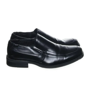 Svarta Loafers - Ett par svarta loafers i storlek 39 som jag knappt använt. De är i nyskick dock ganska stora i storlek så de skulle kunna passa någon som har strl 40 eller 39 1/2