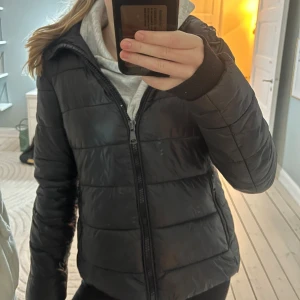 Jacka - Fin glansig jacka från zara, köpte 2022 och har blivit för liten för mig tyvärr, realtivt bra skick. De ska egentligen sitta en päls på luvan men den är borta då jag valde att ta av den för att de va snyggast enligt mig🥰