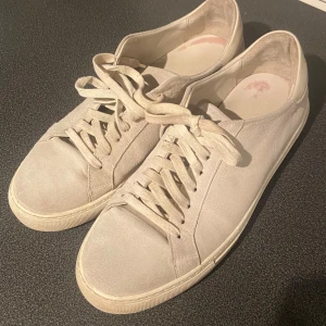 Arigato skor - Snygga Axel Arigato sneakers ”Clean 90 Sneakers”. Använda varsamt och fortfarande i bra skick. 