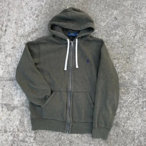 Ralph lauren zip - Tja! Säljer denna Ralph lauren zip i en schysst grön färg. Tröjan är i bra skick. Storleken är L men skulle säga att den är liten och passar bättre som en M. Hör av dig!🙌
