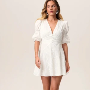 Adoore studentklänning  - Säljer nu denna superfina klänning ifrån adoore som är perfekt till student eller som lite finare sommarklänning