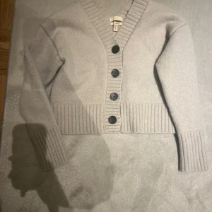 Hm kofta - Säljer min hm kofta i mohair och cashmir. Den är i storlek S men köpte den på Vinted och skulle säga att dnw är storlek xs. Men kan sicka bilder på för det beror på hur man vill att den ska sitta 🥰