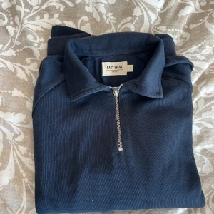 Blå tjocktröja Herr  - Tjocktröja från East West i strl M,  Fint skick 