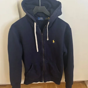 Ralph lauren hoodie - Säljer nu en fin Ralph lauren hoodie i storlek S. Pris kan diskuteras! Hör av er vid minsta  fundering. Dragkedjan är av men funkar 