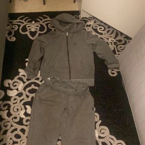 Polo Raulph lauren Tracksiut - Säljer denna äkta polo tracksiuten då ja behöver pengar till en vara. Väldigt skön och bra skick. 9/10 skicklighet 
