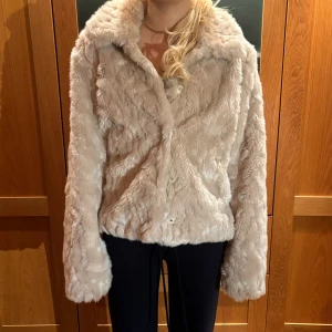 Fin beige pälsjacka - Modell: Xs/S. Superfin, knappt använd!