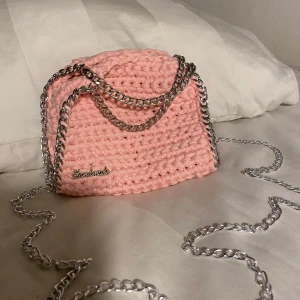 Väska  -  Egenvirkad Stella McCartney liknande väska, i ljus rosa färg med silverkedja 🩷(märket går att ta bort) 