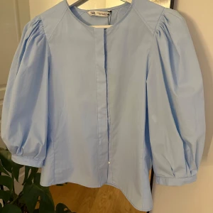 Skjorta  - Säljer denna snygga skjorta/blus köpt på Zara! Helt ny med lappen kvar. Kan skicka fler bilder vid intresse❤️‍🔥