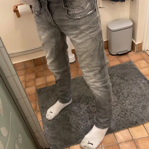 Replay jeans - Säljer ett par riktigt feta replay jeans i storleken W28 L32. Jag skulle säga att jeansen passar perfekt om du är mellan 168-175 lång. Jeansen kostar 1600 på replays hemsida, mitt pris 650. Skriv om du har några frågor eller funderingar.