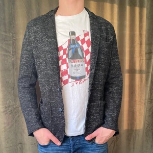 Stickad kavaj - Tja! Säljer denna sjukt stilrena stickade kavaj, den är i toppen skick utan defekter! Vid minsta fråga eller fundering hör av er🤝