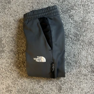 The North Face - En byxa i väldigt bra skick, inget fel med den strl xs passar som S med. 