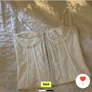 Korsett - Förra ägarens bilder!! Säljer helt ny korsett då den inte passar mig