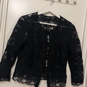 Kofta med mönster  - Jätte fin svrt kofta oanvänd 