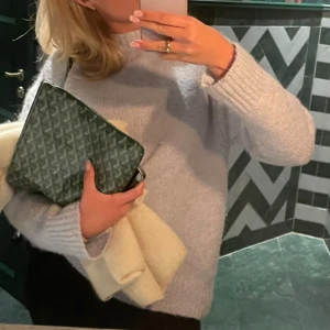 Stickad tröja - Stickad tröja, lite nopprig och en liten fläck på bröstet (som man ser på bilderna), därav priset 🩵