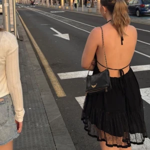 Svart klänning med öppen rygg - Säljer en superfin svart klänning med öppen rygg. Den är perfekt för sommarens fester och har en elegant och luftig design. Klänningen är axelbandslös och har en kort längd som ger en chic look. Perfekt för en utekväll eller en sommarfest! 🌟