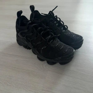Nike Vapormax svarta sneakers - Superfina och bekväma vapormax i gott skick, knappt använda. De är för damer i storlek 38, köpte de 2022